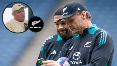 Ardie Savea looking at Scott Robertson's phone, and Springboks great Steven Kitshoff (inset).