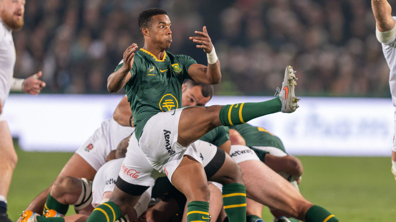 Grant Williams box-kicking for Springboks against England.